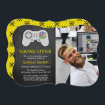 Jogo Moderno sobre Convites do Partido de Bachelor<br><div class="desc">Comemore com estilo com estes convites de despedida de solteiro. O design é fácil de personalizar com sua própria redação e sua família e amigos ficarão entusiasmados quando receberem esses fabulosos convites partidários.</div>