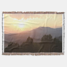 Jogue cobertor com o nascer do sol nas montanhas!