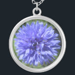 Joias - Colar - Solteiros Azuis de Cornflower Btn<br><div class="desc">A beleza das flores nunca deixa de surpreender, mas este carregar florescente surpreende-se com o "bang for the buck". Apenas ligeiramente maior que uma peça de 50 centavos, foi fotografada de perto e ampliada para detalhe inspirador. O centro lembra uma anêmona-do-mar, com tendões translúcidos esticando e curvando para fora. O...</div>