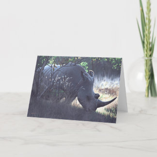 Joshua espia o cartão de nota