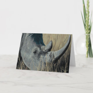 Joshua espia o cartão de nota