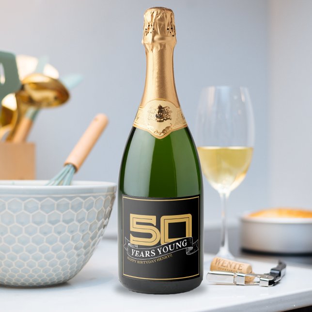 Jovem faixa de 50 anos preto e Dourado 50º anivers (Black & Gold 50 Years Young Banner 50th Birthday Sparkling Wine Label)
