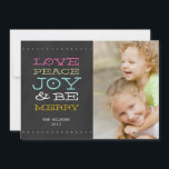 JOY DO CHALKBOARD | CARTÃO FOTO HOLIDAY<br><div class="desc">PLACA DE CARTÕES DE NATAL DE FOTOGRAFIA DO CHALKBOARD PRETO DIVERTIDA. ELKE CLARKE © PARA A GALERIA MONOGRAM. Envie suas Cartões de natal para seus amigos e família usando este cartão de feriado divertido com foto. "JOY, PEACE, AMOR E SER FELIZ". Você pode "personalizar" e mudar a cor das palavras...</div>