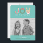 JOY Funny Reindeer Mask Blue Cartões de foto de Na<br><div class="desc">Esta engraçada "alegria ao mundo" natal/cartão com fotos de Natal apresenta uma palavra "alegria" com uma cana doce, uma coroa verde com fita, e uma rena vermelha com uma máscara sobre um fundo branco azul-turquesa. O verso apresenta um fundo azul turquesa com padrões brancos de neve. Personalize-o para as suas...</div>