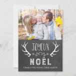 Joyeux Noël Cartão com fotos Chalkboard Antlers<br><div class="desc">Joyeux Noël - nome personalizável e padrão rústico do quadro de referência do país cartão com fotos com ilustração divertida de veados e detalhes de vintage. Adicione seu texto personalizado a este cartão para criar uma saudação de natal exclusiva para amigos e familiares.</div>