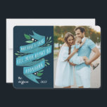 Joyous Tidings | Cartão com fotos de Hanukkah<br><div class="desc">O cartão com fotos de Chanucá ilustrado de forma elegante apresenta sua foto favorita alinhada à direita, com "que amor e luz possam encher seu coração em Chanucá" em tipografia manuscrita em uma fita azul de aquarela, destacada com folhas verdes e bagas brancas. Personalize com seus nomes e o ano....</div>
