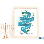 Joyous Tidings | Impressão de Arte Personalizada d<br><div class="desc">A impressão ilustrada de forma elegante "pode amar e acender seu coração em Chanucá" em tipografia manuscrita em uma fita azul de aquarela,  destacada por folhas verdes e bagas brancas. Personalize com seu nome de família e ano estabelecidos para uma adição personalizada exclusiva ao seu decoro de feriados.</div>