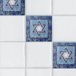 Judaica - Estrela Judaica do Azulejo David Cerâmic<br><div class="desc">Jewish Holidays Torre de David Blue, Marinho e Dourado Azulejo cerâmico Cocktail azulejo de cerâmica designer apresentando a Estrela de David no centro com toques de ouro. Uma borda de filigrana rica rodeia a Estrela de David. Um presente perfeito para casas judaicas e casamentos judeus! Bat Mitzvah, Bar Mitzvah, Hanukkah,...</div>
