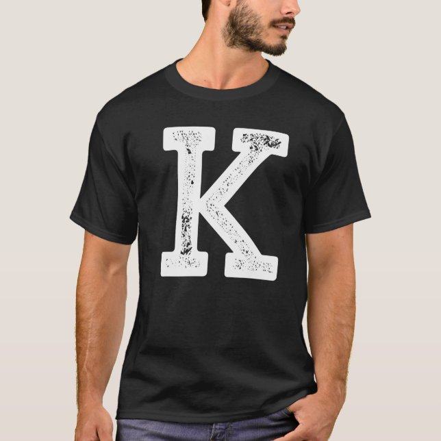 K SHIRT! T-shirt com um K grande, alfabético, no (Frente)