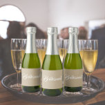 Khaki Bridesmaid Script Simples Estilizado<br><div class="desc">Etiquetas autoadesivas para as suas miniembalagens de vinho espumante que apresentam uma cor khaki de tendência juntamente com a "Bridesmaid" impressa em guião branco e estilizado. Uma ideia excelente para quando dá as damas de honra,  além de planejar uma festa de solteira!</div>