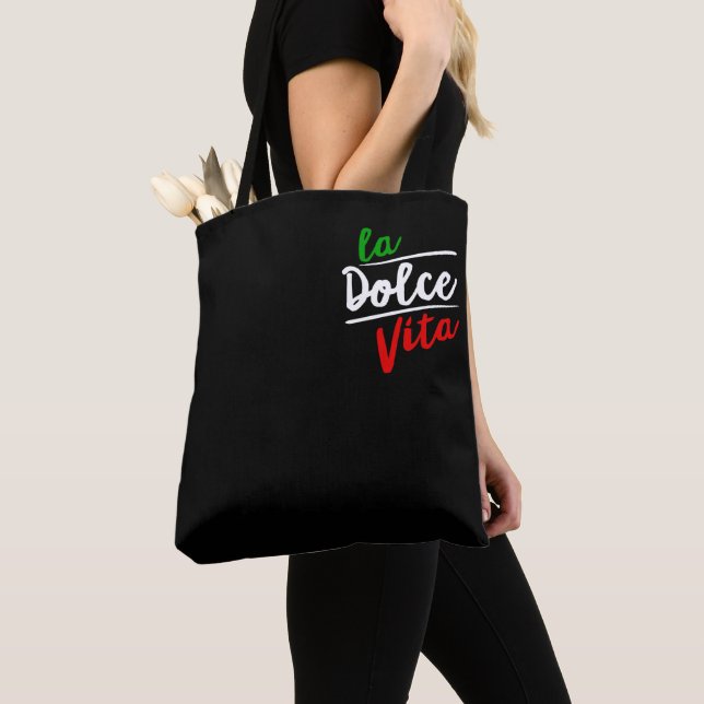 La Dolce Vita Medium All-Over-Impressão Tote Bag (Close Up)
