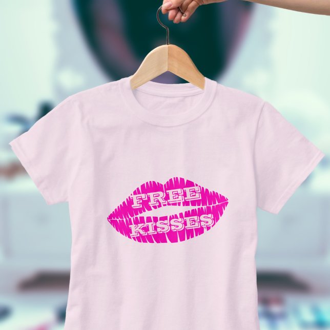 Lábios Rosa Batom Beijo Grátis Camisa T (You can give away free kisses when you wear this t-shirt! Fun for Valentine's or any time of year)