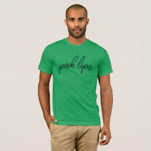 lábios rosa, camiseta na cor verde da camisa