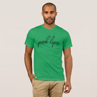 lábios rosa, camiseta na cor verde da camisa