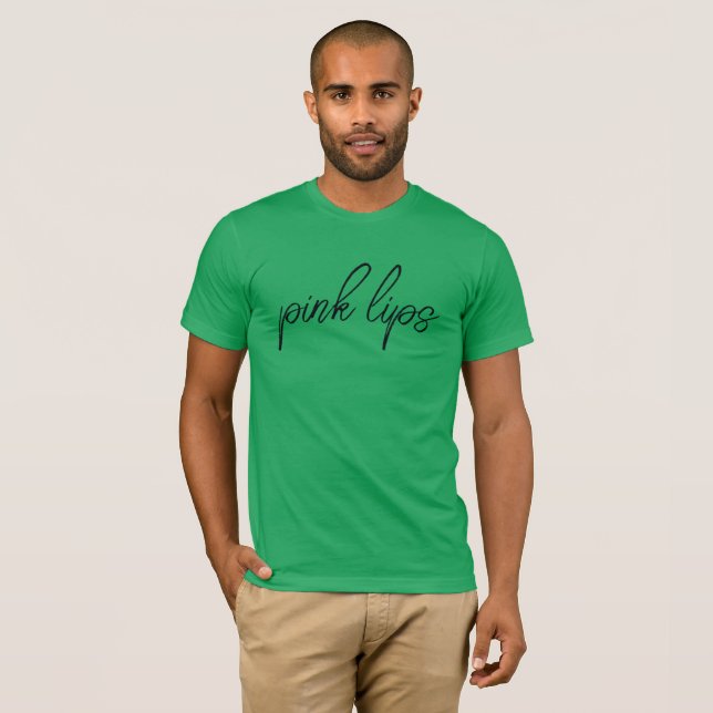 lábios rosa, camiseta na cor verde da camisa  (Frente Completa)