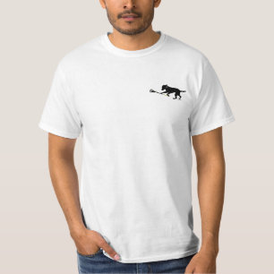Laboratório preto que joga a camisa do logotipo d