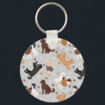 Labradoodle / Goldendoodle Bones e Chaveiro de pat<br><div class="desc">Cães de Labradoodle/Goldendoodle bonitos sentam-se e ficam de pé e rollover com creme,  damasco,  chocolate,  casacos pretos e participas com ossos de cão espalhados e padrões de pegadas.</div>