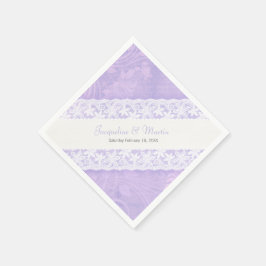 Lace branco casado em guardanapos de papel púrpura