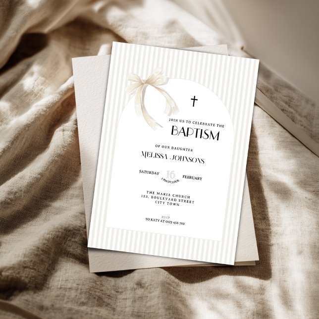 Laço Bege Listrado Meninos Meninas - Convite de Ba (beige bow baptism invitation with beige stripes at the background)