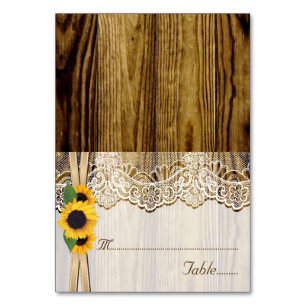 Laço e girassóis no cartão de madeira do lugar 