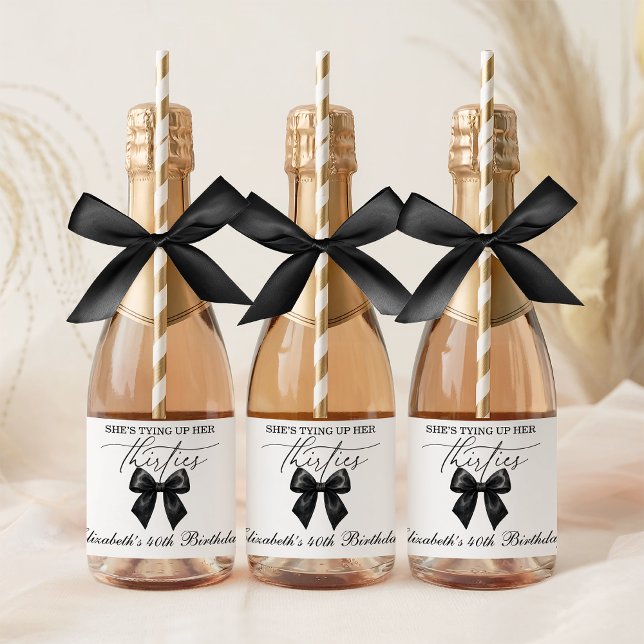 Laço Preto Amarrando seus Trinta Anos de 40º Anive (Black Bow Tying Up Her Thirties 40th Birthday Sparkling Wine Label)