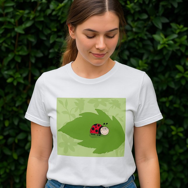 Ladybug On A Leaf Womens T-Shirt (Criador carregado)