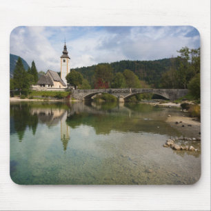 Lago Bohinj com a igreja no mousepad de Slovenia