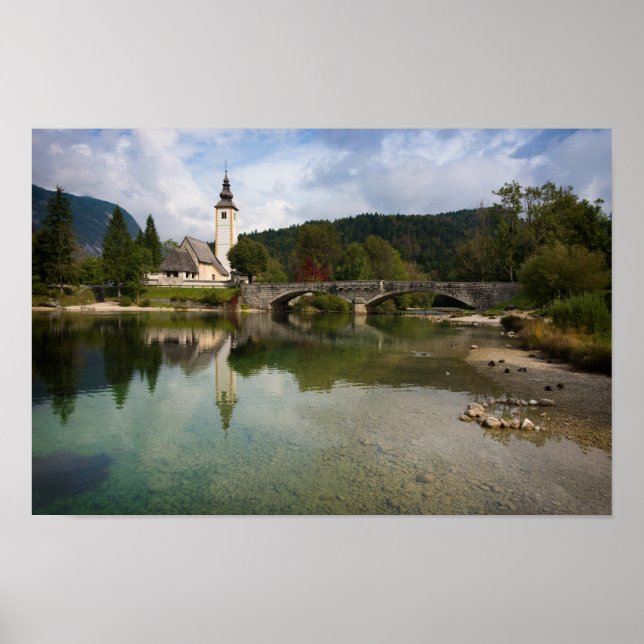 Lago Bohinj com igreja na Eslovênia poster (Frente)