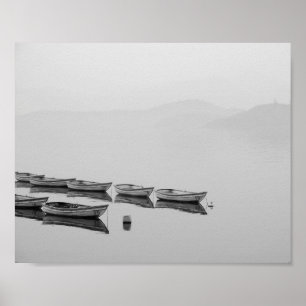 Lago Negro e Branco com Poster de Barcos