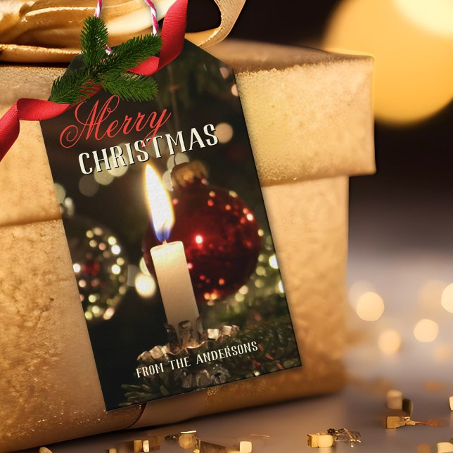 Lâmpada de Vela brilha alegre etiqueta de presente (A stylish Christmas gift tag featuring a candle on a background of sparkling cheerful lights)