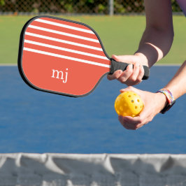 Laranja desportivo e faixas brancas com monograma
