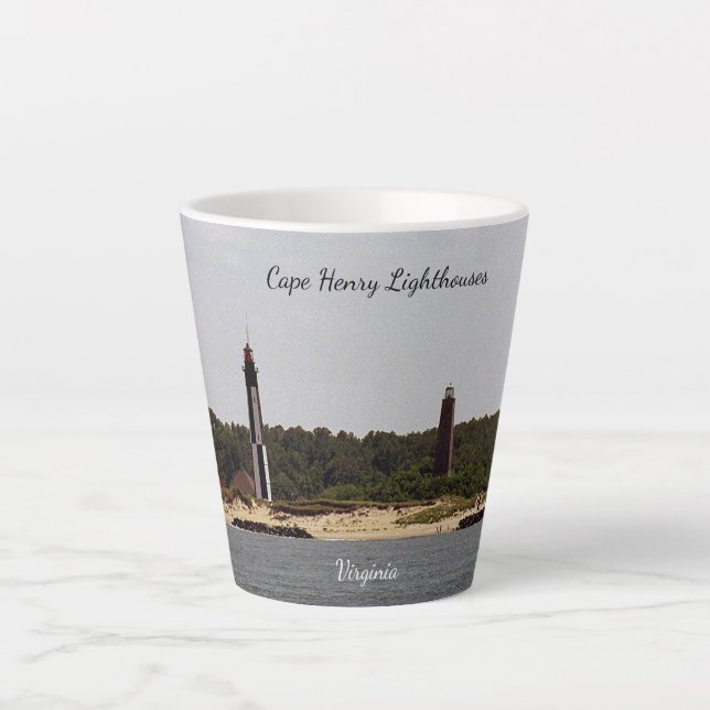 Latte caneca de café do farol de Cape Henry (Frente)