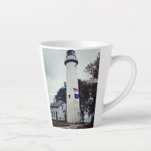 Latte Farol Pointe Aux Barcas em uma caneca de café