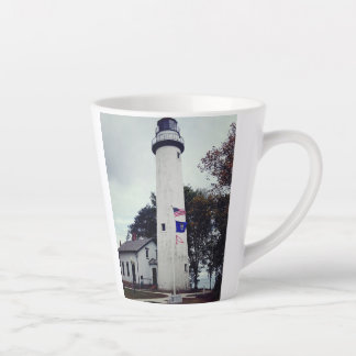 Latte Farol Pointe Aux Barcas em uma caneca de café