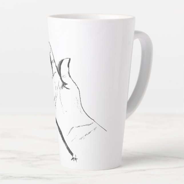 Latte mão preta e branca em caneca de café (Ângulo direito)