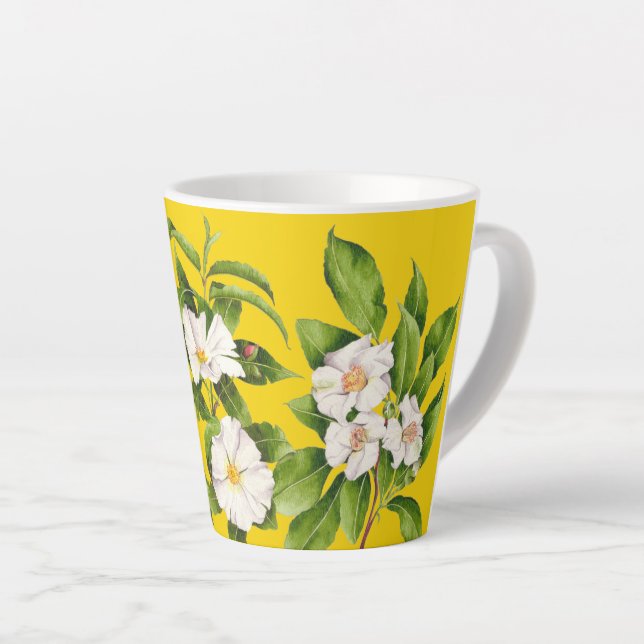 Latte "Paz na Terra" em uma pequena caneca de café (Ângulo direito)