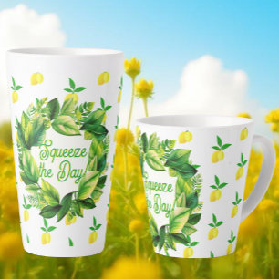 Latte Pequenos Limões em Caneca de Café com Leite Branco