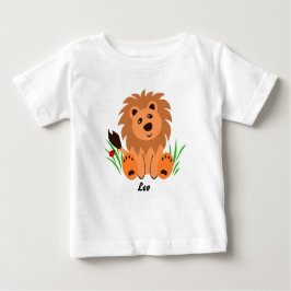 Leão bonito na grama com camiseta do bebê