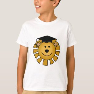 Leão com camiseta e presentes do boné de formatu