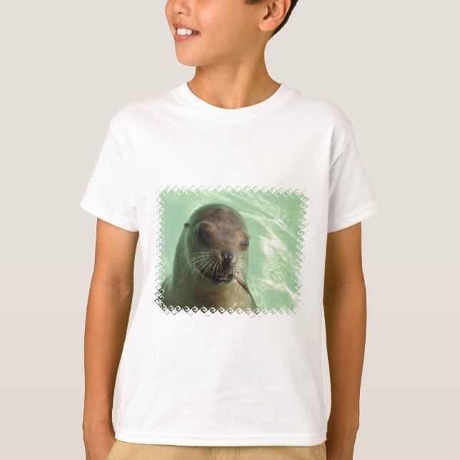 Leão de mar com o t-shirt do miúdo dos peixes (Frente)