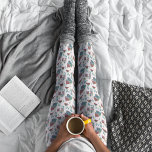 Legging Aldeia rosa-branca e árvore automóvel retrógrada<br><div class="desc">Celebrar a época mágica e festiva de férias com nossa legagem de feriado. Nossa design de Natal vintage apresenta um carregando de carro retrorreflector giro rosa giro e bonito, uma árvore de Natal. Uma bela vila de esqui alpino cor-de-rosa, acolhida confortável, em toda a impressão. Toda a trabalho de arte...</div>