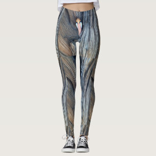 Legging anjo pequeno no latido de árvore do zimbro