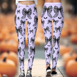 Legging Arco Preto de Halloween Coquette Purple Witname<br><div class="desc">Leggings roxas leves modernas,  com arco preto,  morcego e silhueta de bruxa,  com vibrações femininas de coquetes. Você pode alterar o plano de fundo para qualquer cor que quiser na ferramenta de edição :) personalize facilmente o nome ou deixe-o vazio. - Kate Eden Art</div>