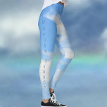 Legging Azul-azul-turvo azul-escuro Azul-branco<br><div class="desc">Ninguém se importa com algumas nuvens brancas contra um azul-céu adorável especialmente nestas parcialmente nuvens com um azul-chic torto e leggings brancas. Personalize o texto lateral como quiser. Esta imagem é a fotografia original do céu por JLW_PHOTOGRAPHY.</div>
