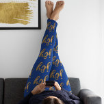 Legging Azul e Dourado Natal da Tipografia da Joia<br><div class="desc">Saia de alegria com estas leggings de Natal giras, azuis e douradas, com a palavra "alegria" em folha de ouro falsa, em tipografia de guião, em fundo preto. Você pode personalizar facilmente a cor de fundo de seu gosto. Excelente para se exercitar na academia, trabalhando fora, ioga, andando com o...</div>