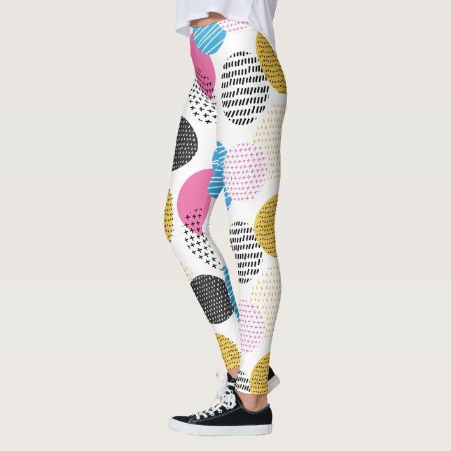 Legging Bolinhas coloridas (A pair of leggings with a pattern of colorful circles and lines, the circles are pink, blue, yellow.)