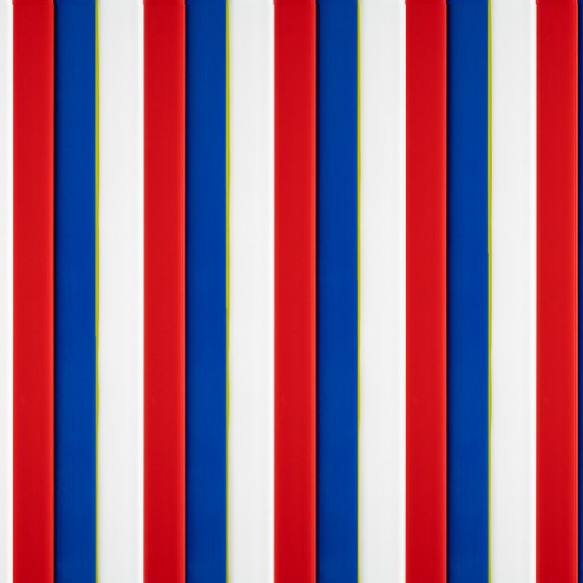 Legging Branco vermelho e azul (A background of vertical stripes in red, white, and blue, with thin yellow lines between each stripe)