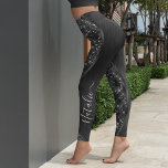 Legging Brilho Preto Metálico Personalizado<br><div class="desc">Personalize facilmente este metal escovado preto e leggings de padrão brilhante glamourosos,  com seu próprio nome personalizado.</div>