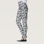 Legging Cinza De Aves Da Coroa Negra<br><div class="desc">Estas leggings padronizadas são perfeitas para amantes de pássaros. Eles apresentam ilustrações realistas do estilo dos corvos em cinzas de carvão escuro colocadas contra um fundo de cinza de luz manchada.</div>