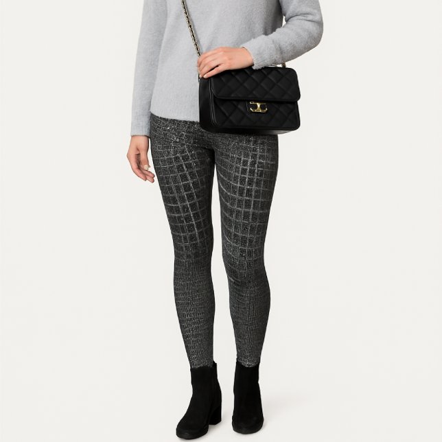 Legging Cinza Texturizado Falso Crocodilo    (Chic gray snakeskin fashion look styled with soft gray sweater and black accessories . )